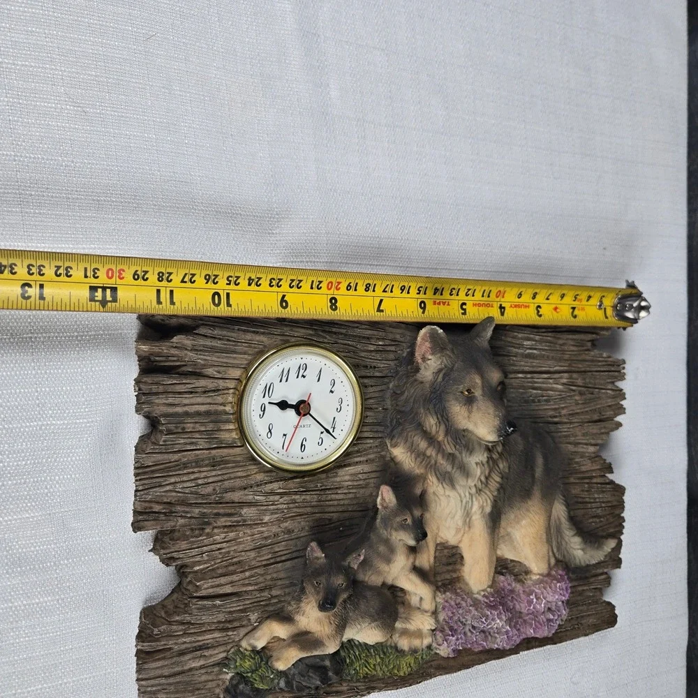 Vtg Wolf Pack Family 3D Wall Clock Rustic Cabin Wildlife Decor Resin *TESTED*